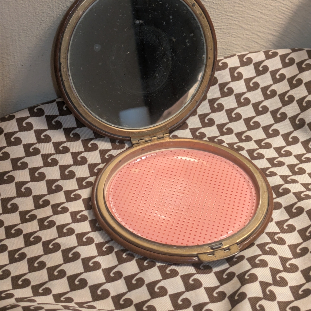 Vintage Floral Embossed Leather Makeup Compact - Picture 3 of 3